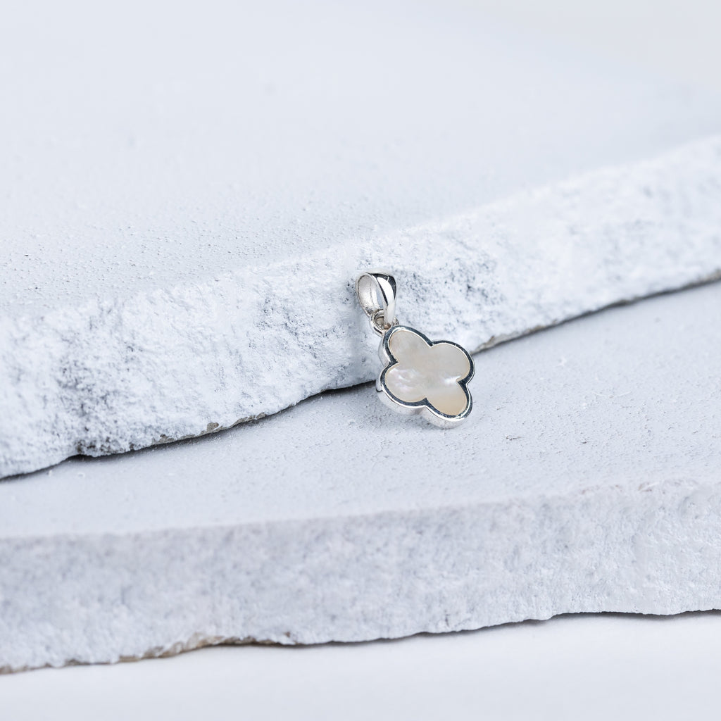 Exquisite 92.5 Sterling Silver White Clover Pendant in Mother of Pearl